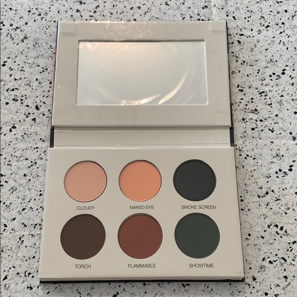 NWT Coloured Raine Smoke Show 6 Shades Eye Shadow - Picture 3 of 9